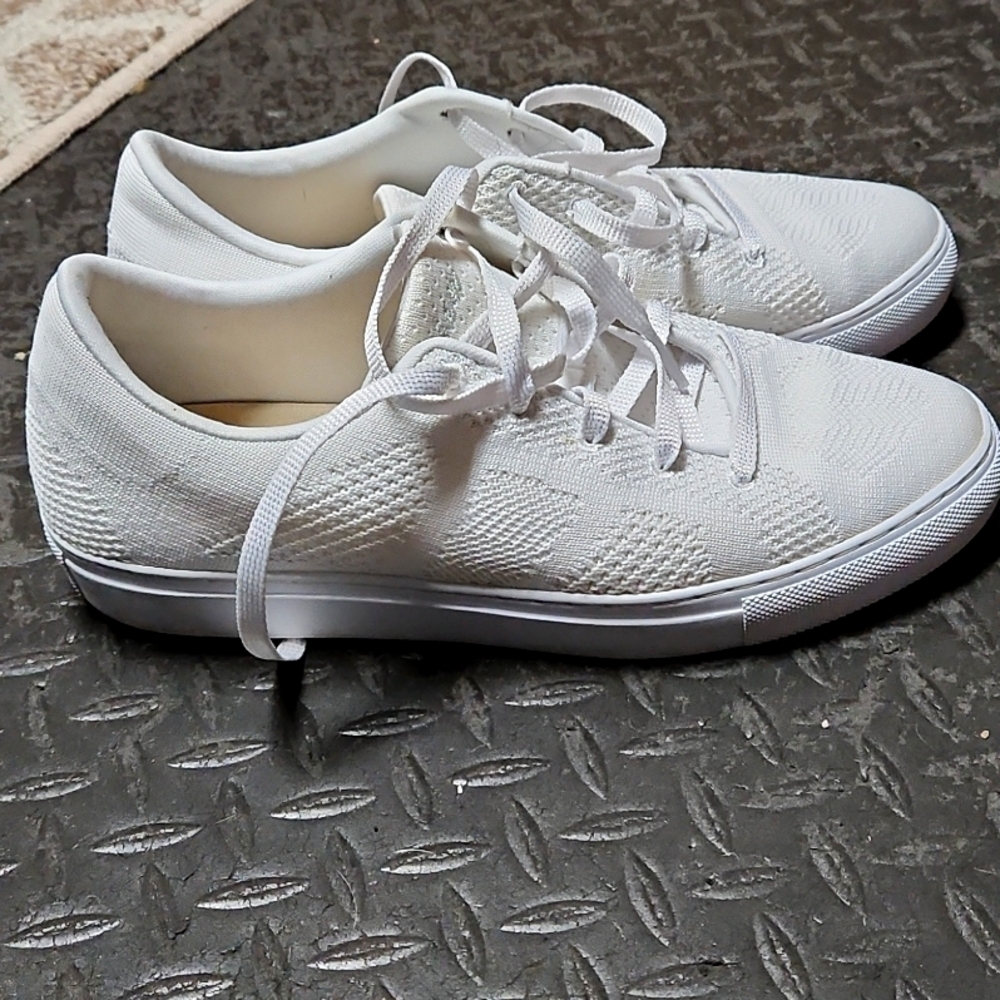 Skechers air-cooled memory foam sneakers off white.. sz8